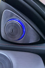 Lade das Bild in den Galerie-Viewer, Beleuchtete 3D Rotation Speaker – Mercedes C-Klasse W205
