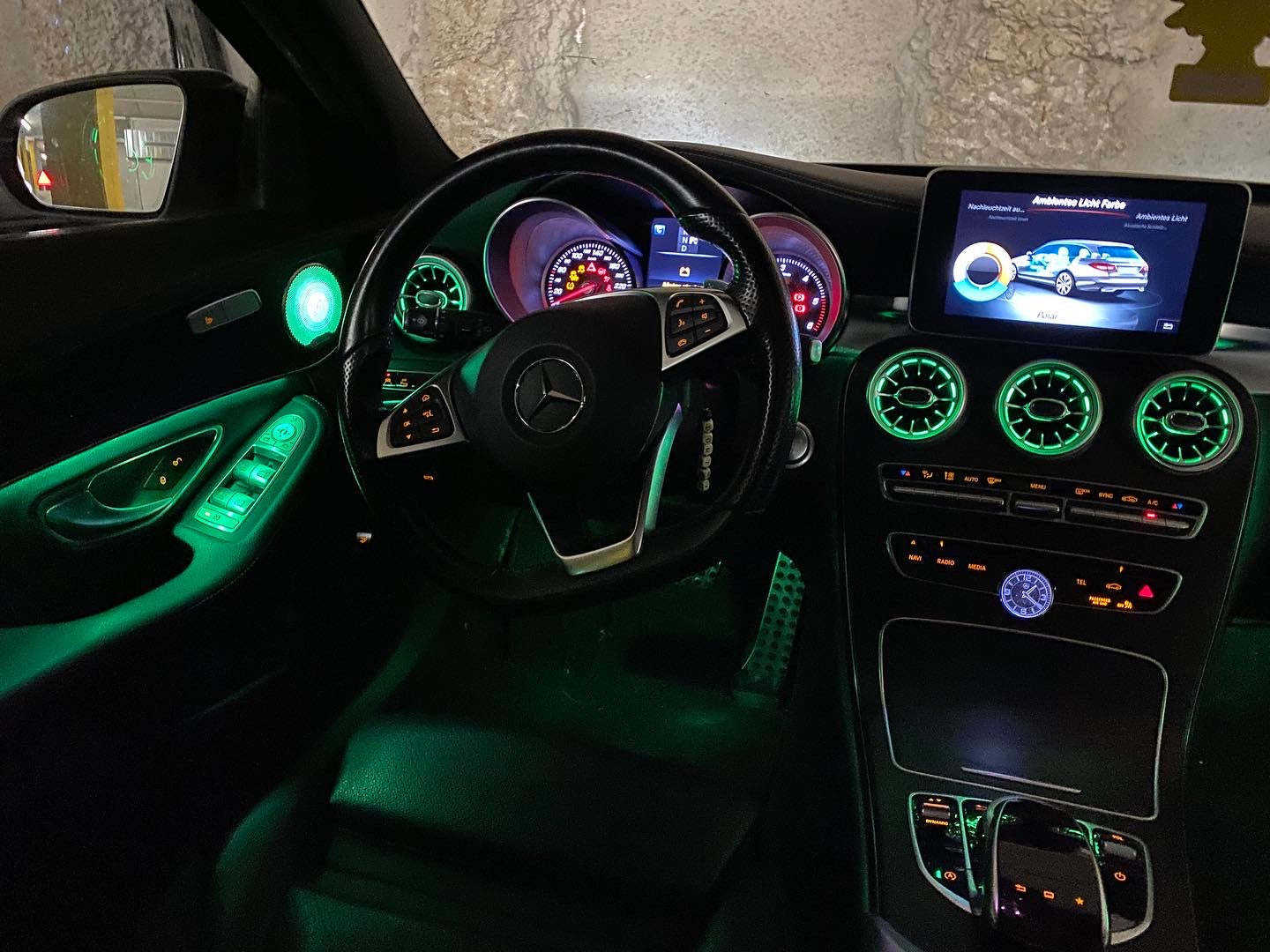 Beleuchtete Luftdüsen für Mercedes C-Klasse W205 / GLC-X253 (vorne & h –  DJ-Tuning
